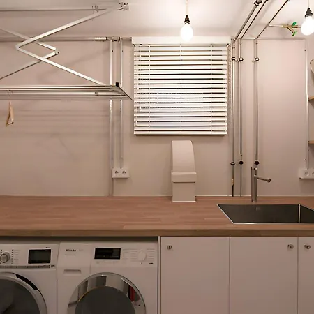 - Stellar Haven Deluxe With Cosmic Design - 3-Room Space-Themed Apartment 75 Qm - Central Location - Balcony - Renovated 2024 With Tv & Netflix - Full Kitchen - Free Parking - Near Metro & Airport - Galaxy-Inspired Interior - * Duisburg