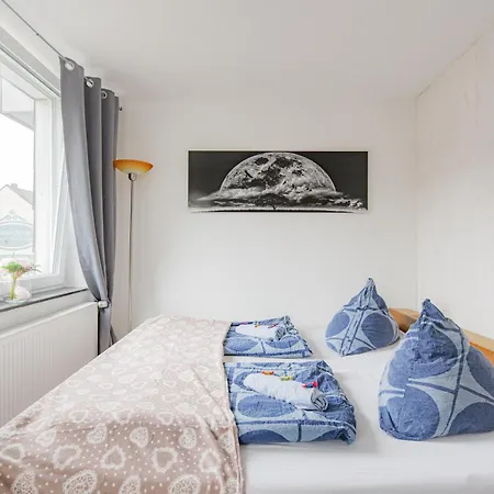 Apartment - Stellar Haven Deluxe With Cosmic Design - 3-Room Space-Themed Apartment 75 Qm - Central Location - Balcony - Renovated 2024 With Tv & Netflix - Full Kitchen - Free Parking - Near Metro & Airport - Galaxy-Inspired Interior - *