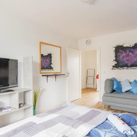 - Stellar Haven Deluxe With Cosmic Design - 3-Room Space-Themed Apartment 75 Qm - Central Location - Balcony - Renovated 2024 With Tv & Netflix - Full Kitchen - Free Parking - Near Metro & Airport - Galaxy-Inspired Interior - Apartment