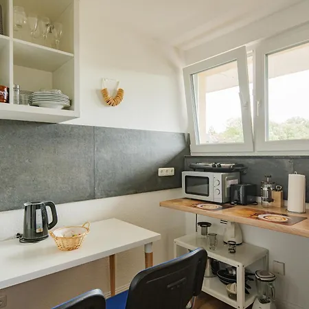 - Stellar Haven Deluxe With Cosmic Design - 3-Room Space-Themed Apartment 75 Qm - Central Location - Balcony - Renovated 2024 With Tv & Netflix - Full Kitchen - Free Parking - Near Metro & Airport - Galaxy-Inspired Interior - Apartment Duisburg