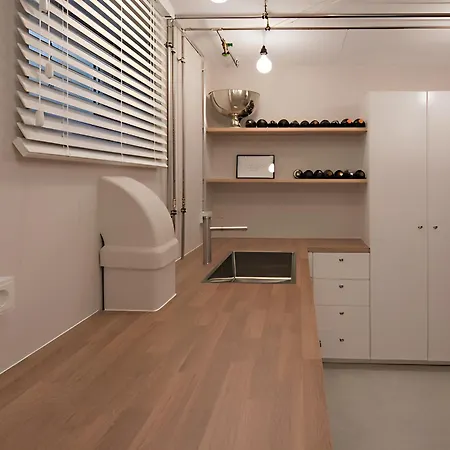 - Stellar Haven Deluxe With Cosmic Design - 3-Room Space-Themed Apartment 75 Qm - Central Location - Balcony - Renovated 2024 With Tv & Netflix - Full Kitchen - Free Parking - Near Metro & Airport - Galaxy-Inspired Interior - Apartment