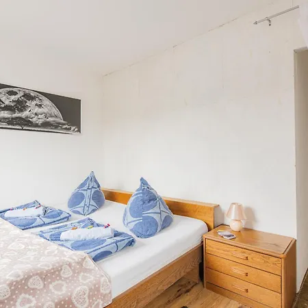 - Stellar Haven Deluxe With Cosmic Design - 3-Room Space-Themed Apartment 75 Qm - Central Location - Balcony - Renovated 2024 With Tv & Netflix - Full Kitchen - Free Parking - Near Metro & Airport - Galaxy-Inspired Interior - Apartment