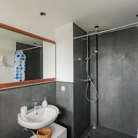 - Stellar Haven Deluxe With Cosmic Design - 3-Room Space-Themed Apartment 75 Qm - Central Location - Balcony - Renovated 2024 With Tv & Netflix - Full Kitchen - Free Parking - Near Metro & Airport - Galaxy-Inspired Interior - * Duisburg