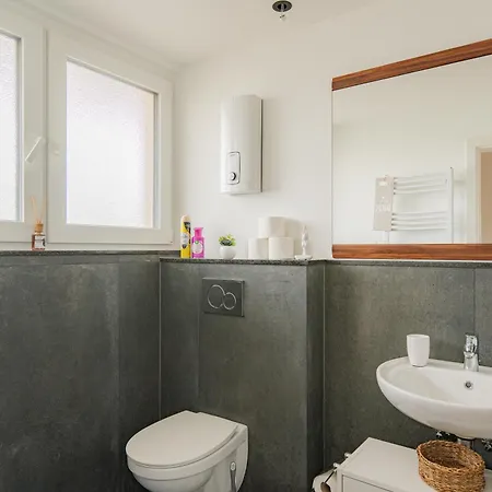- Stellar Haven Deluxe With Cosmic Design - 3-Room Space-Themed Apartment 75 Qm - Central Location - Balcony - Renovated 2024 With Tv & Netflix - Full Kitchen - Free Parking - Near Metro & Airport - Galaxy-Inspired Interior -