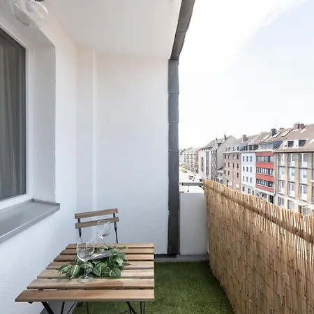 - Stellar Haven Deluxe With Cosmic Design - 3-Room Space-Themed Apartment 75 Qm - Central Location - Balcony - Renovated 2024 With Tv & Netflix - Full Kitchen - Free Parking - Near Metro & Airport - Galaxy-Inspired Interior - Apartment Duisburg