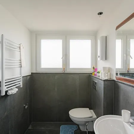 - Stellar Haven Deluxe With Cosmic Design - 3-Room Space-Themed Apartment 75 Qm - Central Location - Balcony - Renovated 2024 With Tv & Netflix - Full Kitchen - Free Parking - Near Metro & Airport - Galaxy-Inspired Interior - Apartment