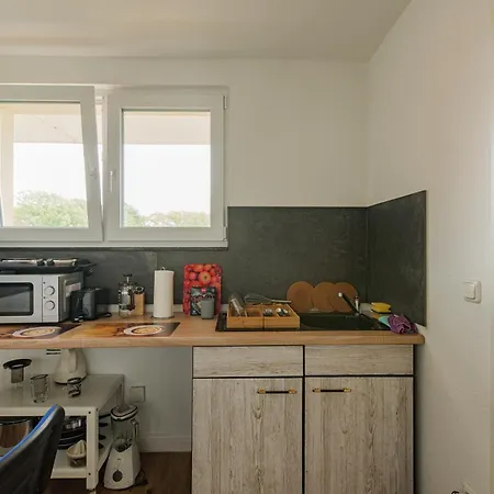 - Stellar Haven Deluxe With Cosmic Design - 3-Room Space-Themed Apartment 75 Qm - Central Location - Balcony - Renovated 2024 With Tv & Netflix - Full Kitchen - Free Parking - Near Metro & Airport - Galaxy-Inspired Interior - * Duisburg