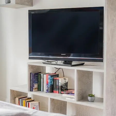 - Stellar Haven Deluxe With Cosmic Design - 3-Room Space-Themed Apartment 75 Qm - Central Location - Balcony - Renovated 2024 With Tv & Netflix - Full Kitchen - Free Parking - Near Metro & Airport - Galaxy-Inspired Interior -