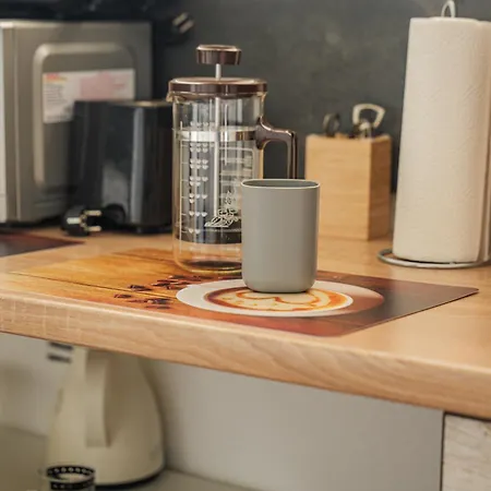 - Stellar Haven Deluxe With Cosmic Design - 3-Room Space-Themed Apartment 75 Qm - Central Location - Balcony - Renovated 2024 With Tv & Netflix - Full Kitchen - Free Parking - Near Metro & Airport - Galaxy-Inspired Interior - Duisburg