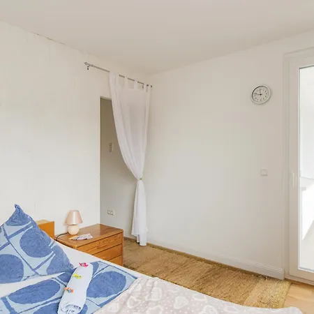 - Stellar Haven Deluxe With Cosmic Design - 3-Room Space-Themed Apartment 75 Qm - Central Location - Balcony - Renovated 2024 With Tv & Netflix - Full Kitchen - Free Parking - Near Metro & Airport - Galaxy-Inspired Interior - * Duisburg