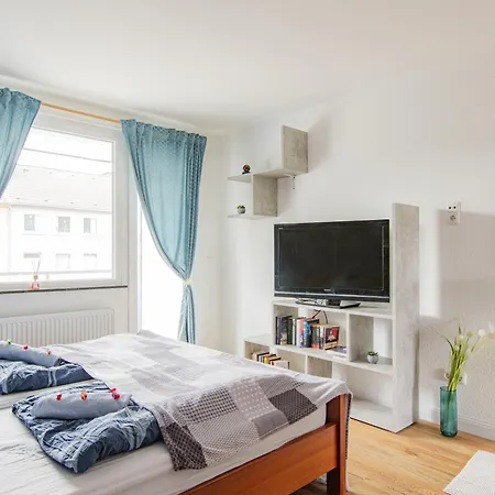 - Stellar Haven Deluxe With Cosmic Design - 3-Room Space-Themed Apartment 75 Qm - Central Location - Balcony - Renovated 2024 With Tv & Netflix - Full Kitchen - Free Parking - Near Metro & Airport - Galaxy-Inspired Interior - Apartment Duisburg