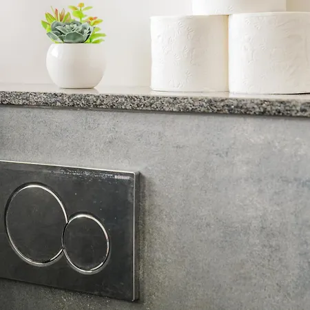 - Stellar Haven Deluxe With Cosmic Design - 3-Room Space-Themed Apartment 75 Qm - Central Location - Balcony - Renovated 2024 With Tv & Netflix - Full Kitchen - Free Parking - Near Metro & Airport - Galaxy-Inspired Interior - Apartment