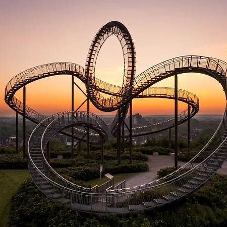- Stellar Haven Deluxe With Cosmic Design - 3-Room Space-Themed Apartment 75 Qm - Central Location - Balcony - Renovated 2024 With Tv & Netflix - Full Kitchen - Free Parking - Near Metro & Airport - Galaxy-Inspired Interior - * Duisburg
