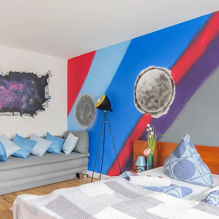 - Stellar Haven Deluxe With Cosmic Design - 3-Room Space-Themed Apartment 75 Qm - Central Location - Balcony - Renovated 2024 With Tv & Netflix - Full Kitchen - Free Parking - Near Metro & Airport - Galaxy-Inspired Interior - Apartment