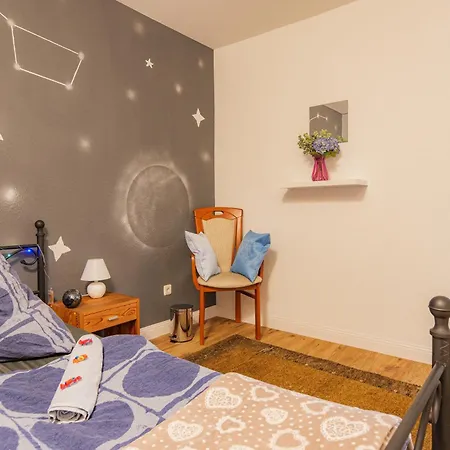 - Stellar Haven Deluxe With Cosmic Design - 3-Room Space-Themed Apartment 75 Qm - Central Location - Balcony - Renovated 2024 With Tv & Netflix - Full Kitchen - Free Parking - Near Metro & Airport - Galaxy-Inspired Interior - *