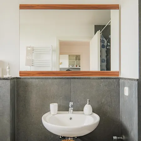 - Stellar Haven Deluxe With Cosmic Design - 3-Room Space-Themed Apartment 75 Qm - Central Location - Balcony - Renovated 2024 With Tv & Netflix - Full Kitchen - Free Parking - Near Metro & Airport - Galaxy-Inspired Interior - Apartment