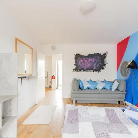 - Stellar Haven Deluxe With Cosmic Design - 3-Room Space-Themed Apartment 75 Qm - Central Location - Balcony - Renovated 2024 With Tv & Netflix - Full Kitchen - Free Parking - Near Metro & Airport - Galaxy-Inspired Interior - *
