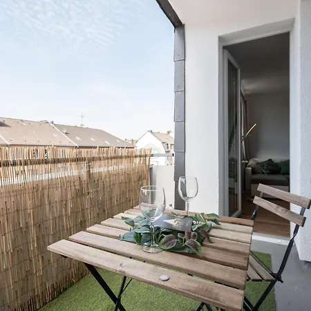 - Stellar Haven Deluxe With Cosmic Design - 3-Room Space-Themed Apartment 75 Qm - Central Location - Balcony - Renovated 2024 With Tv & Netflix - Full Kitchen - Free Parking - Near Metro & Airport - Galaxy-Inspired Interior - Apartment
