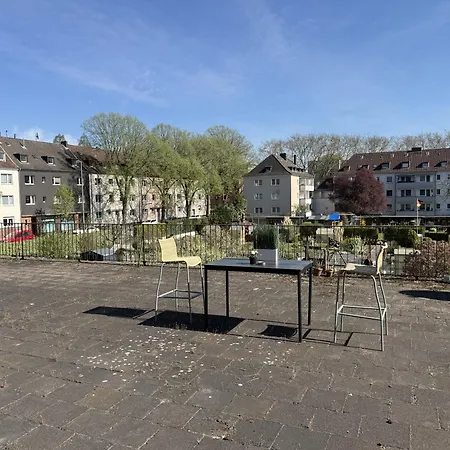 - Stellar Haven Deluxe With Cosmic Design - 3-Room Space-Themed Apartment 75 Qm - Central Location - Balcony - Renovated 2024 With Tv & Netflix - Full Kitchen - Free Parking - Near Metro & Airport - Galaxy-Inspired Interior -